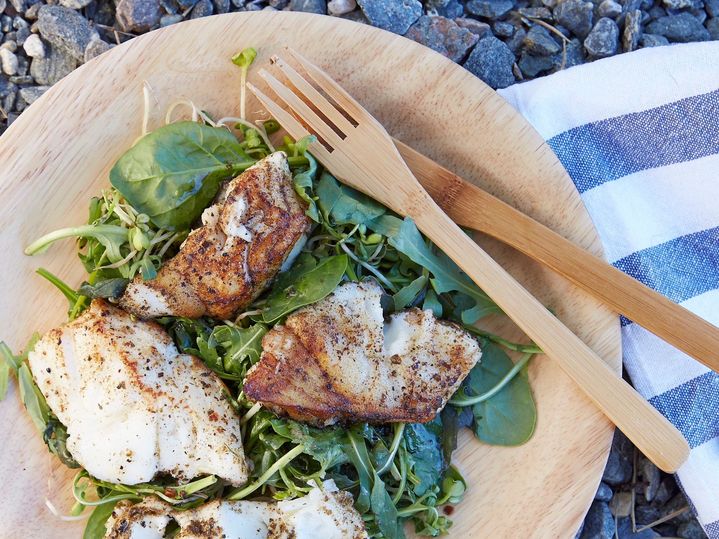 Pannestekt torsk med salat