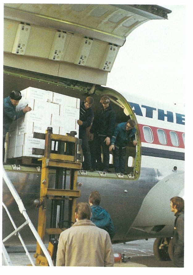 Fersk laks fra Hallvard Lerøy AS lastet ombord i et fly før den for første gang skal sendes til Japan.