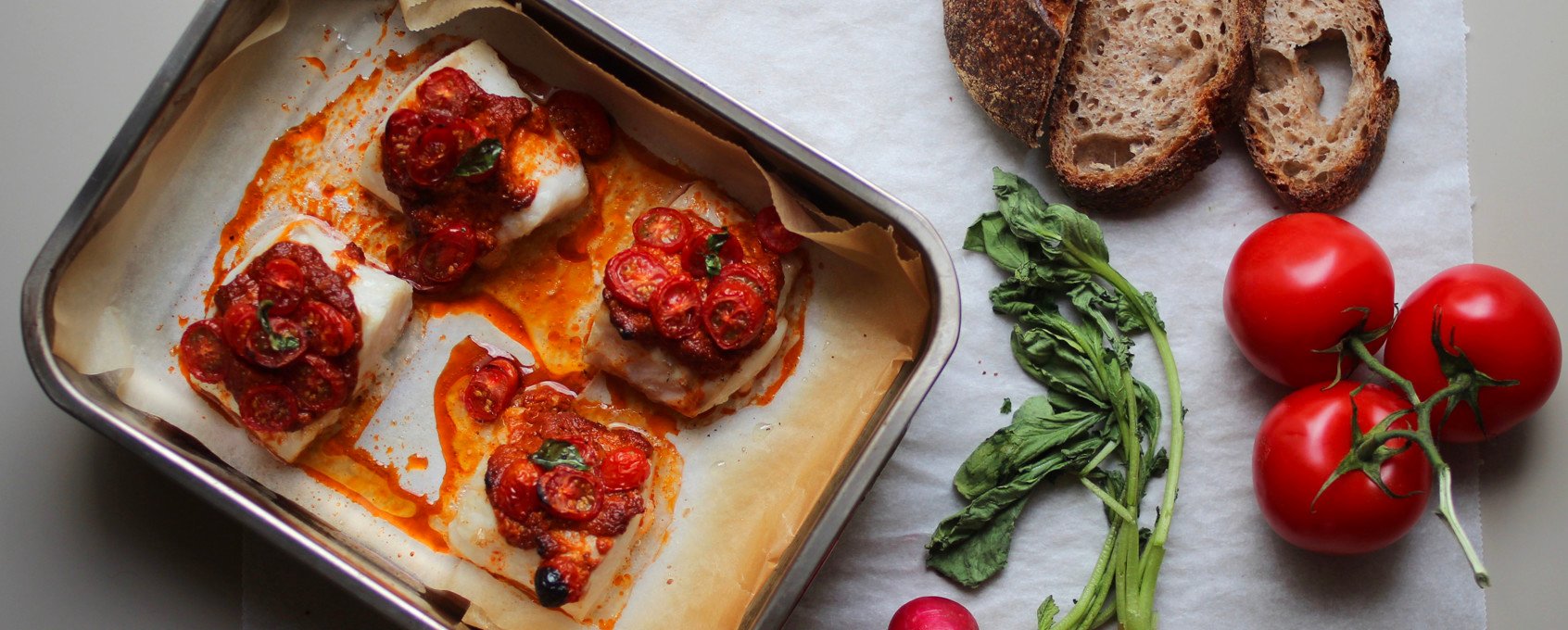 Ovnsbakt torsk med rød pesto og tomat