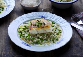 Pannestekt torsk med risotto og erter