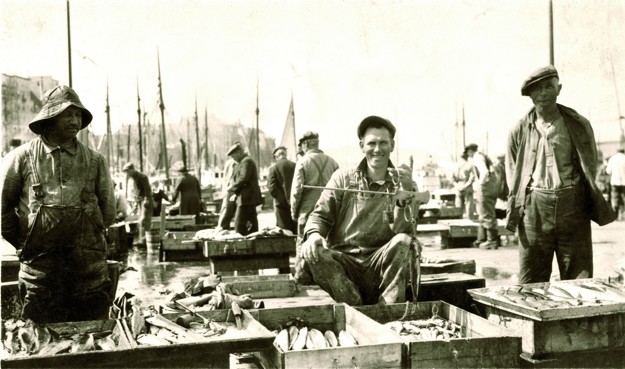 Elias Fjeldstad selger fisk på Fisketorget i Bergen,