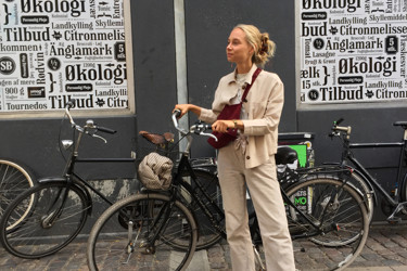 Hanna Fjeldheim Dale portrettfoto med sykkel