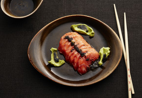 Laksesashimi med avokado- og wasabikrem