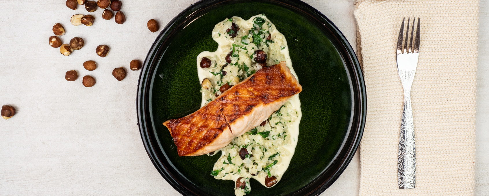 Pannestekt laks med blomkålris, hasselnøtter og persille