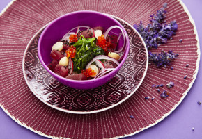 Poké bowl med tunfisk, rødløk og rogn