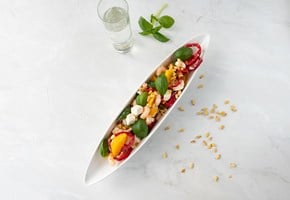 Salat med reker, appelsin, pinjekjerner og fetaost