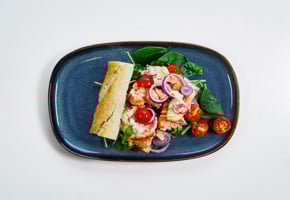 Tallerken med sandwich med stekt ørret og chilimajones