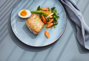 Stekt torsk med sitronmarinerte grønnsaker og bløtkokt egg