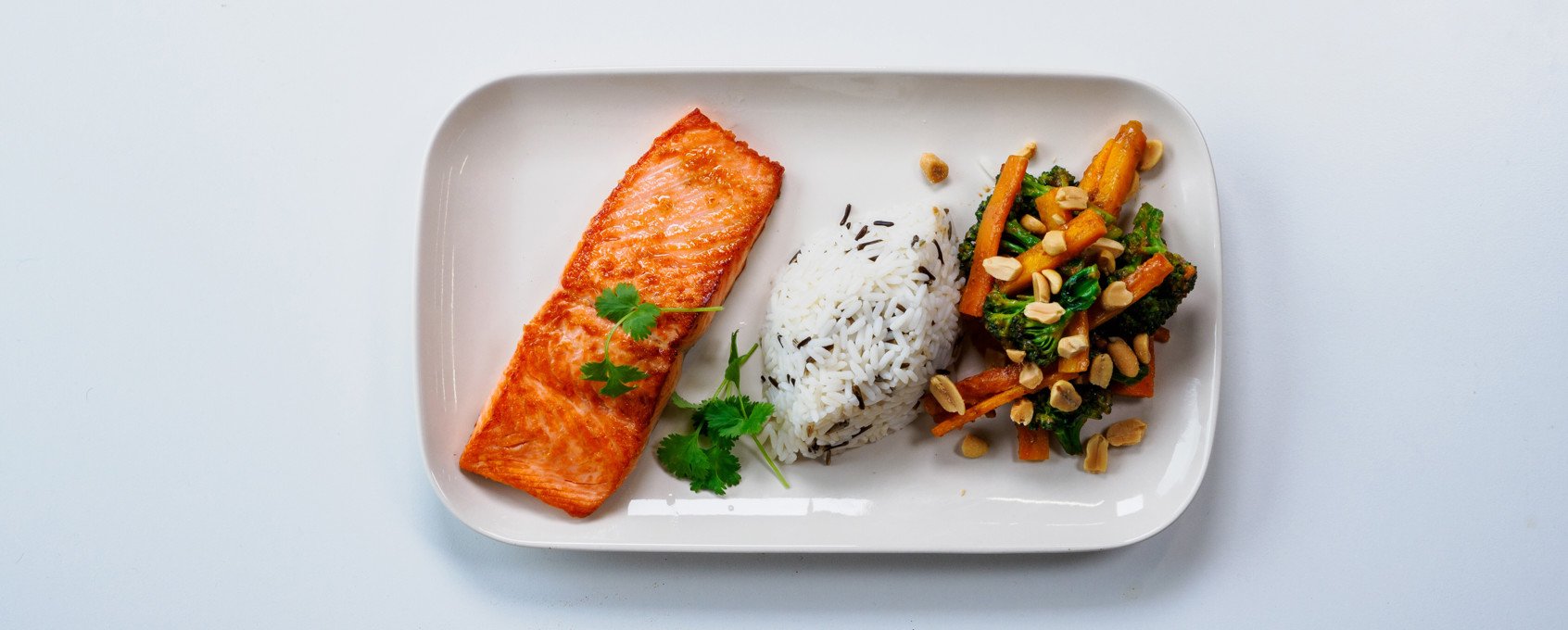 Wok med ørret og peanøttsaus